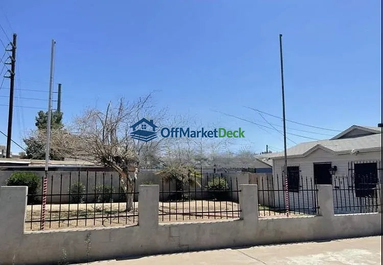 Off-market house in Phoenix, Arizona — 2 beds, 2 baths, $215,000 — photo 5 of 8