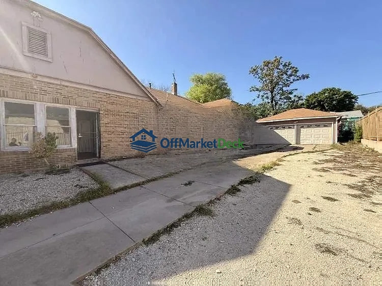 Off-market house in San Antonio, Texas — 4 beds, 3.5 baths, $369,500 — photo 3 of 5