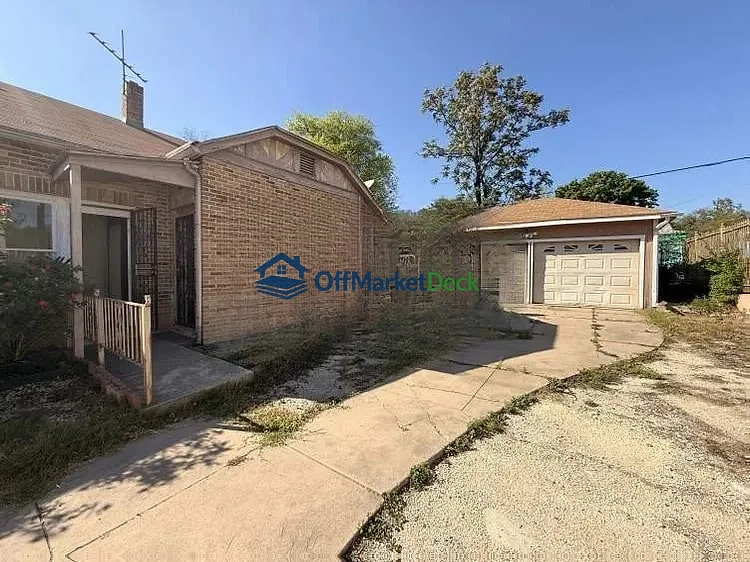 Off-market house in San Antonio, Texas — 4 beds, 3.5 baths, $369,500 — photo 4 of 5
