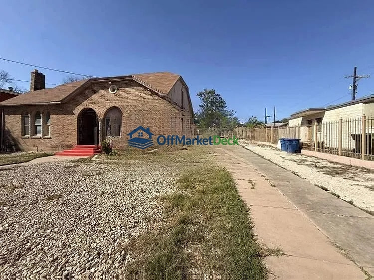 Off-market house in San Antonio, Texas — 4 beds, 3.5 baths, $369,500 — photo 2 of 5