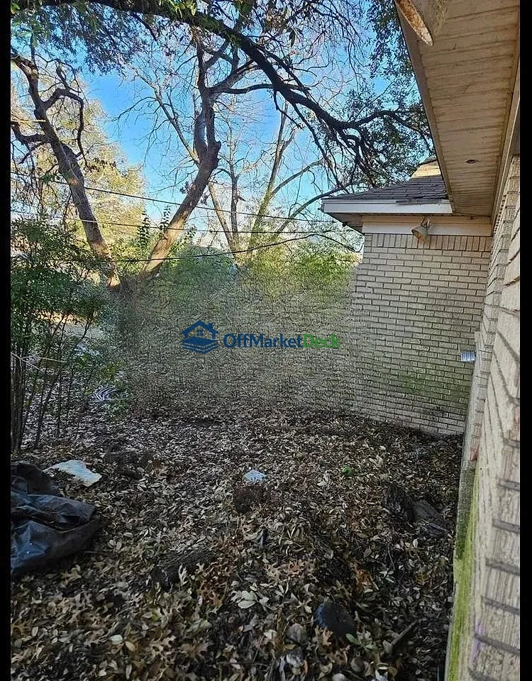 Off-market house in Dallas, Texas — 3 beds, 1.5 baths, $385,000 — photo 2 of 5
