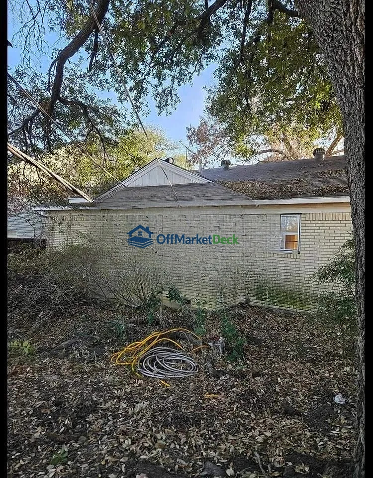 Off-market house in Dallas, Texas — 3 beds, 1.5 baths, $385,000 — photo 5 of 5