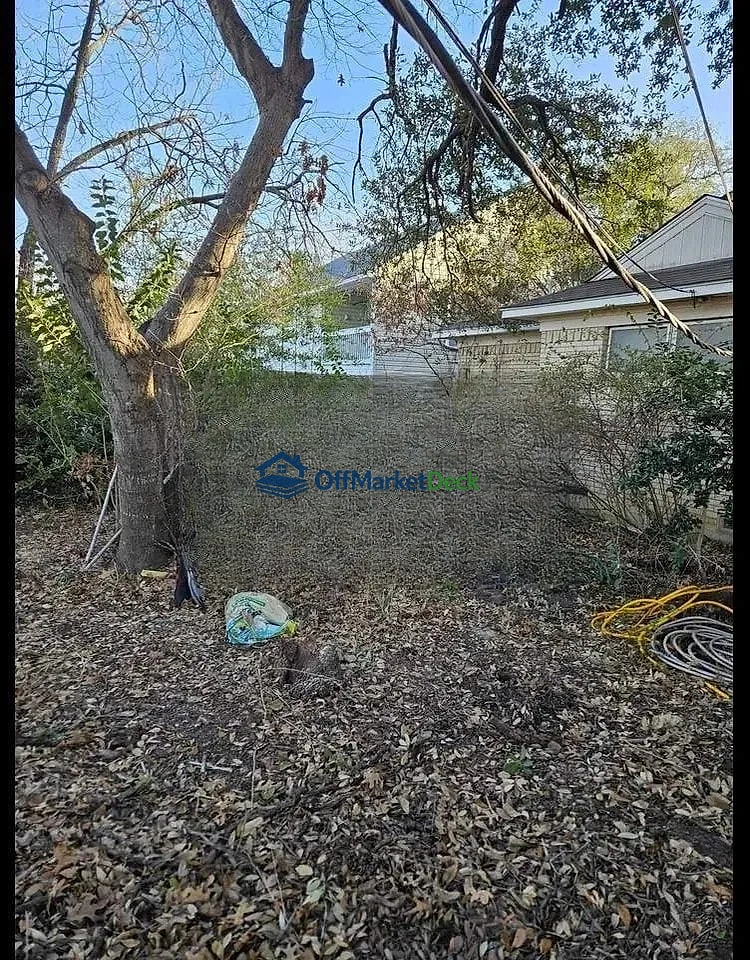 Off-market house in Dallas, Texas — 3 beds, 1.5 baths, $385,000 — photo 4 of 5