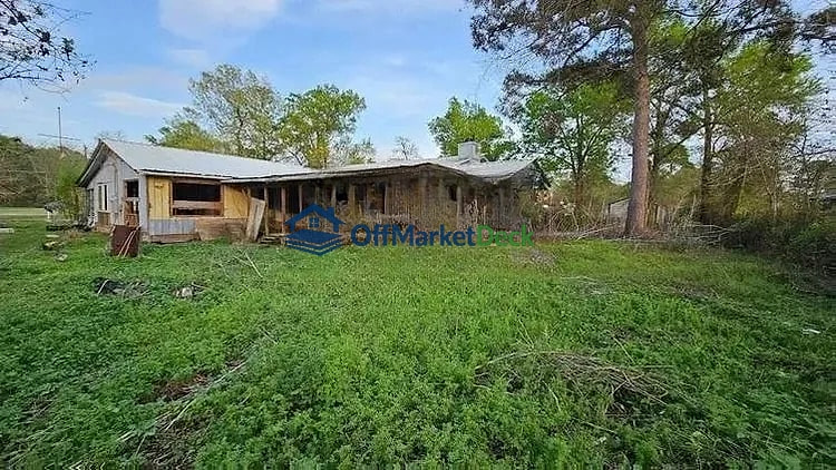 Off-market house in Livingston, Texas — 3 beds, 2 baths, $69,900 — photo 3 of 5