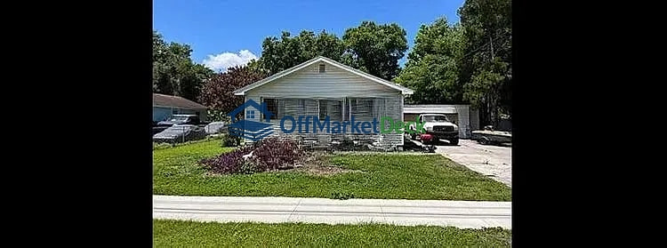 Off-market house in Lakeland, Florida — 4 beds, 2 baths, $135,000 — photo 2 of 3