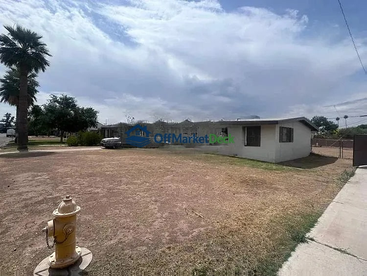 Off-market house in Phoenix, Arizona — 3 beds, 1 bath, $415,000 — photo 2 of 5