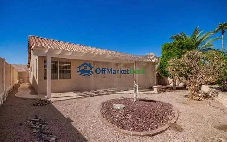 Off-market house in Surprise, Arizona — 2 beds, 2 baths, $265,000 — photo 3 of 5