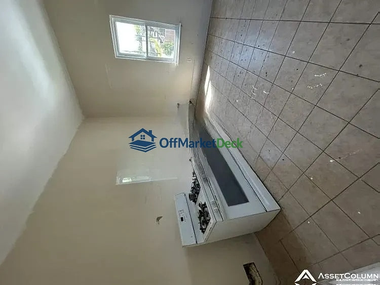 Off-market house in Galveston, Texas — 3 beds, 2 baths, $215,000 — photo 8 of 8