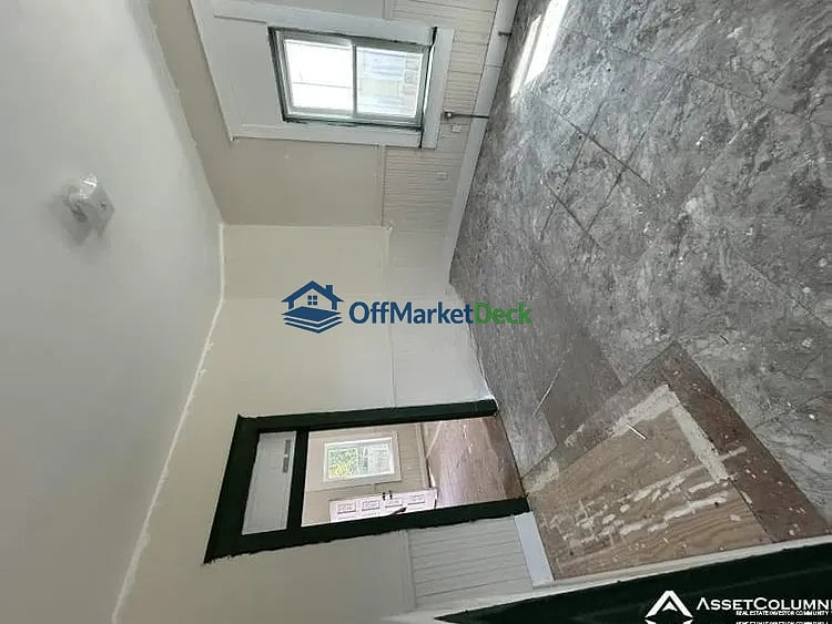 Off-market house in Galveston, Texas — 3 beds, 2 baths, $215,000 — photo 2 of 8