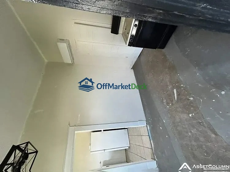 Off-market house in Galveston, Texas — 3 beds, 2 baths, $215,000 — photo 5 of 8