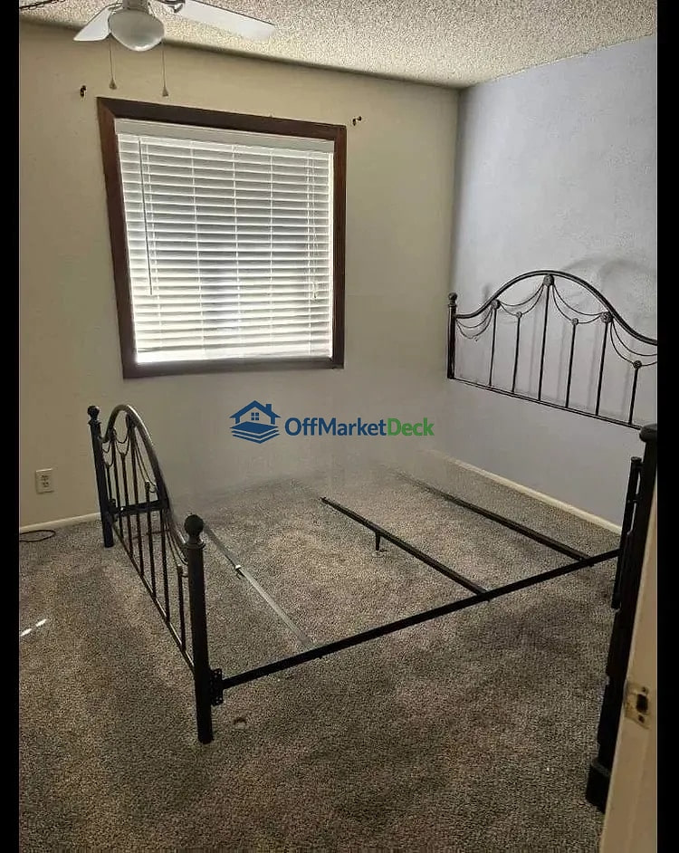 Off-market house in Phoenix, Arizona — 4 beds, 2 baths, $299,000 — photo 4 of 5