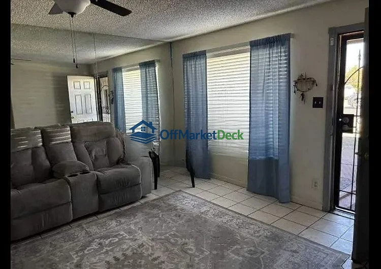 Off-market house in Phoenix, Arizona — 4 beds, 2 baths, $299,000 — photo 3 of 5