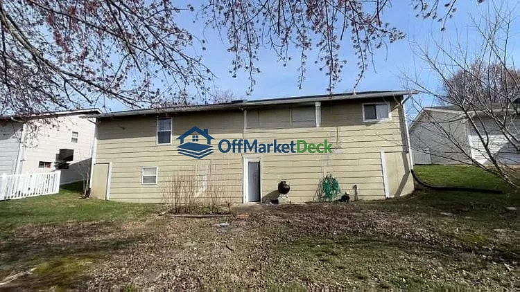 Off-market house in O'Fallon, Missouri — 3 beds, 2.5 baths, $219,900 — photo 4 of 5
