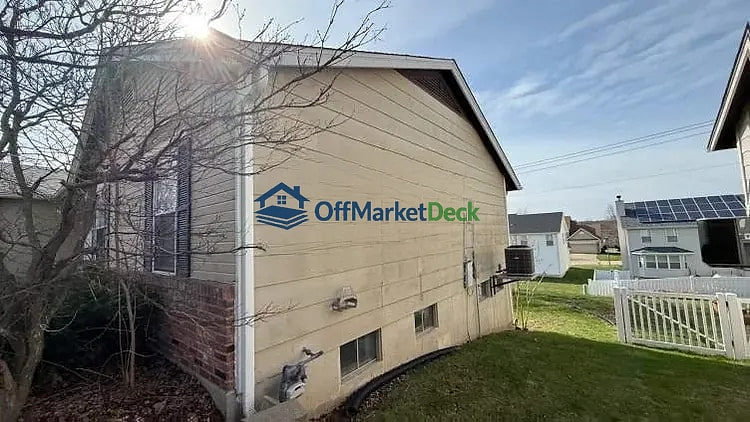 Off-market house in O'Fallon, Missouri — 3 beds, 2.5 baths, $219,900 — photo 3 of 5