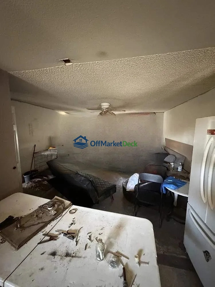 Off-market house in Phoenix, Arizona — 4 beds, 2 baths, $240,000 — photo 4 of 5
