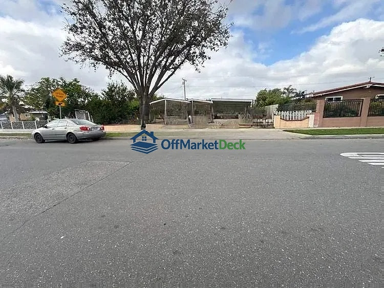 Off-market house in Santa Ana, California — 4 beds, 2 baths, $850,000 — photo 2 of 5