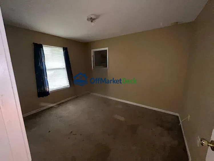 Off-market house in Jacksonville, Florida — 3 beds, 2 baths, $125,000 — photo 2 of 5