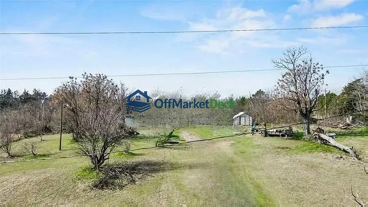 Off-market house in Mount Pleasant, Texas — 3 beds, 3 baths, $105,000 — photo 2 of 5