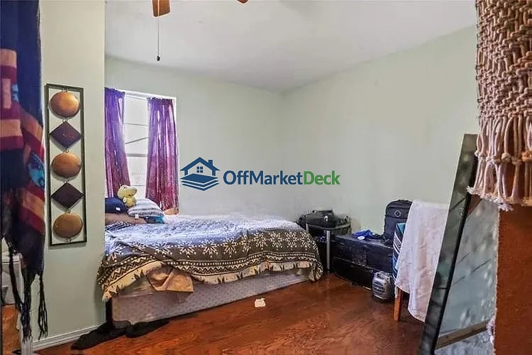 Off-market house in Mount Pleasant, Texas — 3 beds, 3 baths, $105,000 — photo 4 of 5