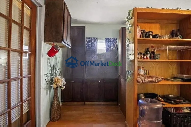 Off-market house in Mount Pleasant, Texas — 3 beds, 3 baths, $105,000 — photo 3 of 5