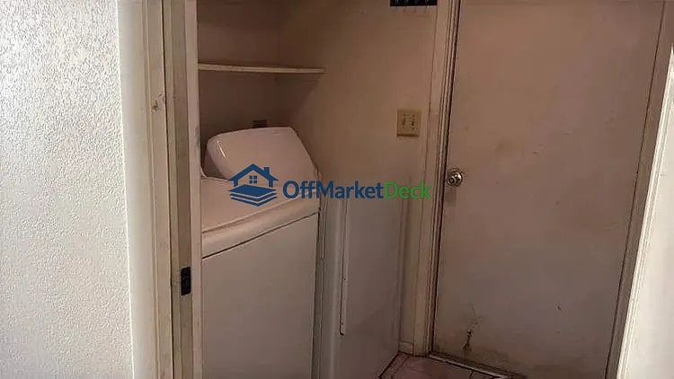 Off-market house in Chandler, Arizona — 4 beds, 2 baths, $394,900 — photo 4 of 5