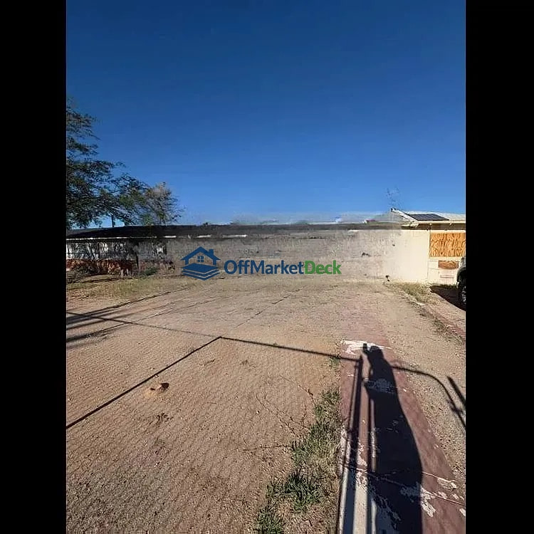 Off-market house in Tucson, Arizona — 4 beds, 2 baths, $162,500 — photo 2 of 5