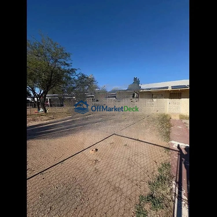 Off-market house in Tucson, Arizona — 4 beds, 2 baths, $162,500 - Blurred background Image