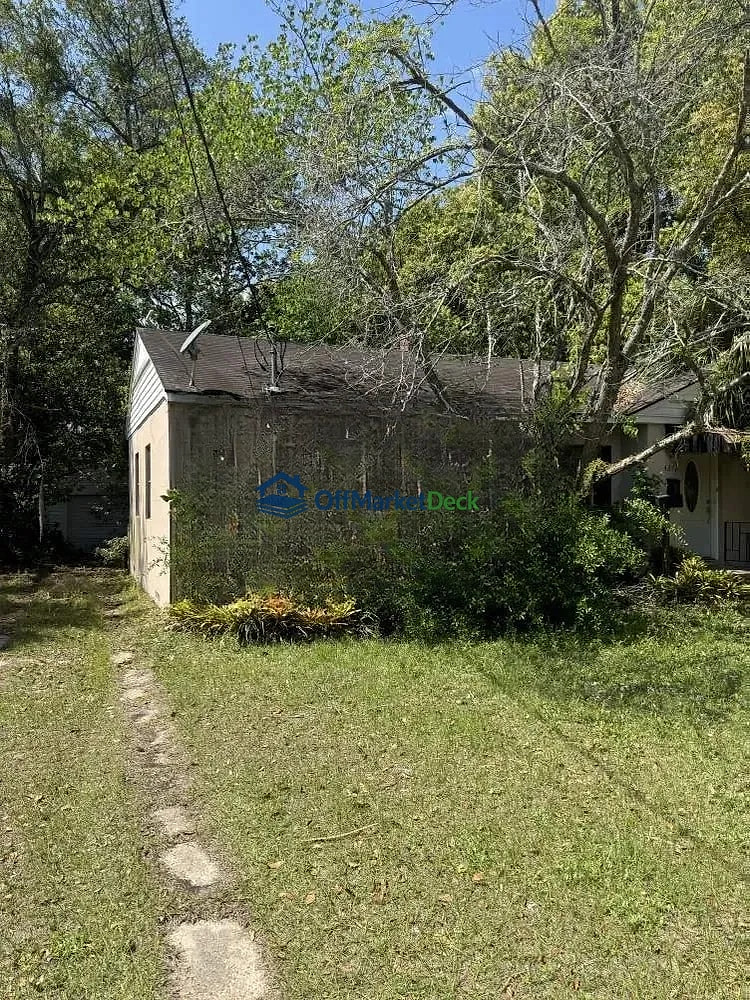 Off-market house in Jacksonville, Florida — 3 beds, 1 bath, $200,000 - Blurred background Image