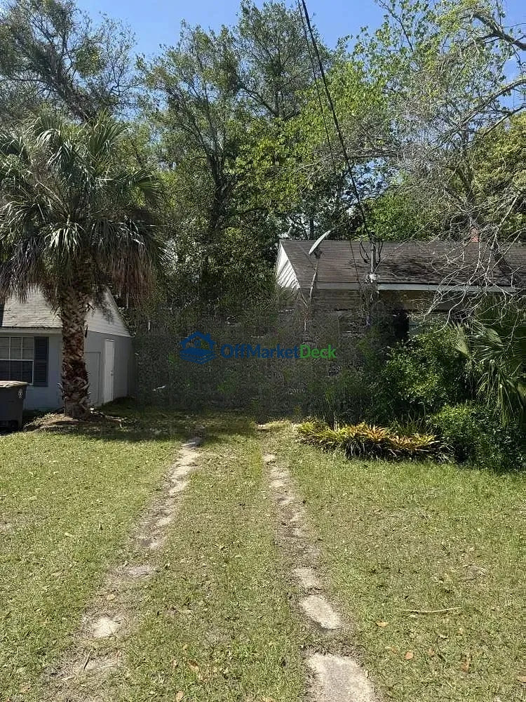 Off-market house in Jacksonville, Florida — 3 beds, 1 bath, $200,000 — photo 2 of 5