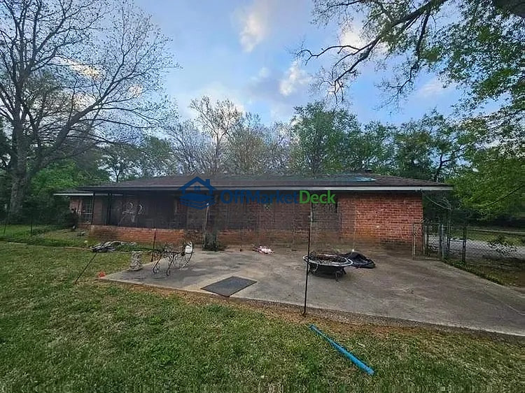 Off-market house in Palestine, Texas — 3 beds, 2 baths, $117,500 — photo 3 of 4