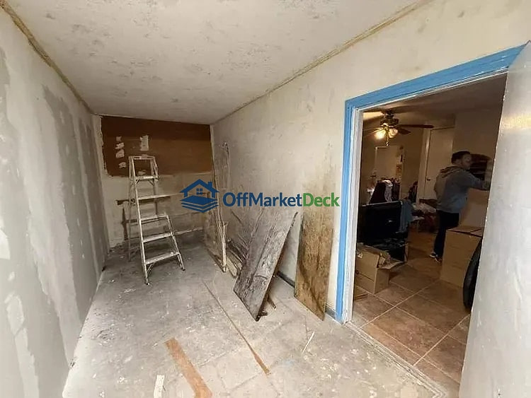 Off-market house in Carrollton, Texas — 3 beds, 2 baths, $260,000 — photo 3 of 5