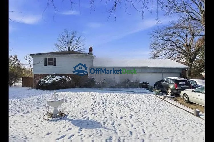 Off-market house in Indianapolis, Indiana — 4 beds, 4 baths, $249,990 - Blurred background Image