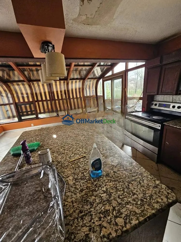 Off-market house in St. Louis, Missouri — 4 beds, 2.5 baths, $289,900 — photo 3 of 5