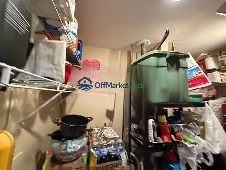 Off-market house in Phoenix, Arizona — 3 beds, 2 baths, $249,999 — photo 7 of 8