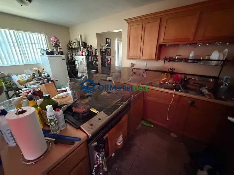 Off-market house in Phoenix, Arizona — 3 beds, 2 baths, $249,999 — photo 5 of 8