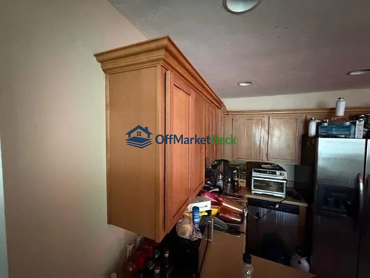Off-market house in Phoenix, Arizona — 3 beds, 2 baths, $249,999 — photo 2 of 8