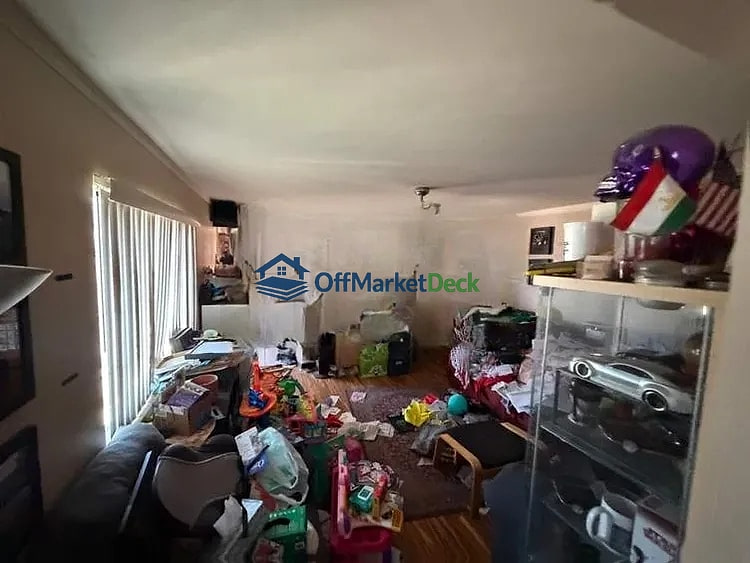 Off-market house in Phoenix, Arizona — 3 beds, 2 baths, $249,999 — photo 3 of 8