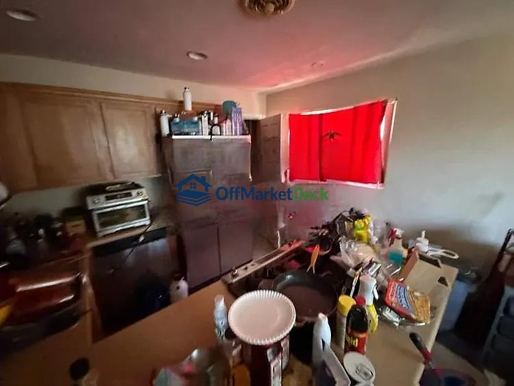 Off-market house in Phoenix, Arizona — 3 beds, 2 baths, $249,999 — photo 4 of 8