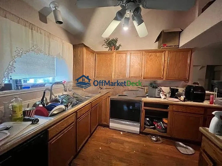 Off-market house in Rowlett, Texas — 3 beds, 2 baths, $169,900 — photo 4 of 5