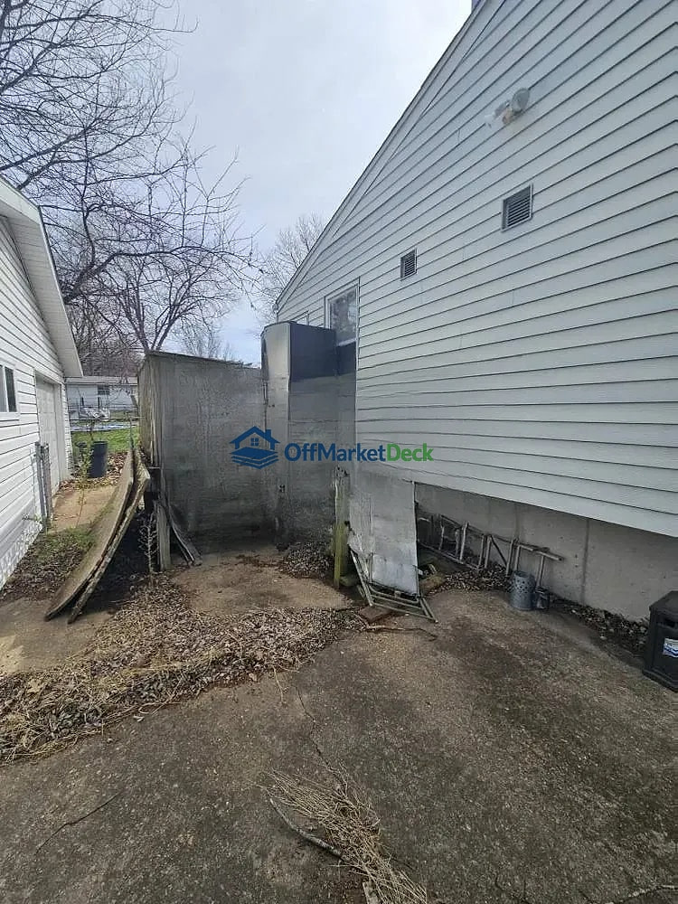 Off-market house in St. Louis, Missouri — 3 beds, 1 bath, $69,900 — photo 3 of 5