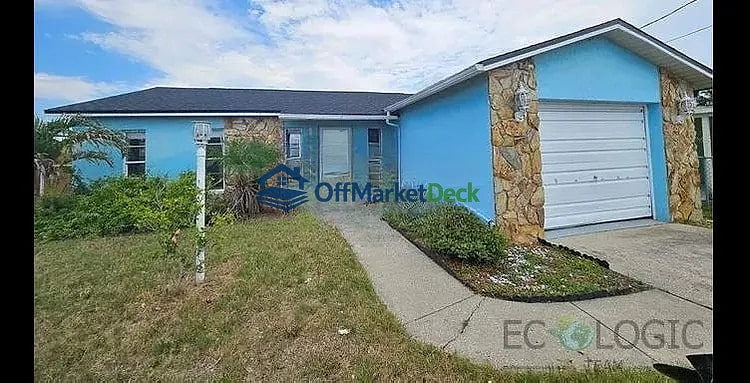 Off-market house in Hudson, Florida — 2 beds, 2 baths, $229,900 — photo 3 of 3
