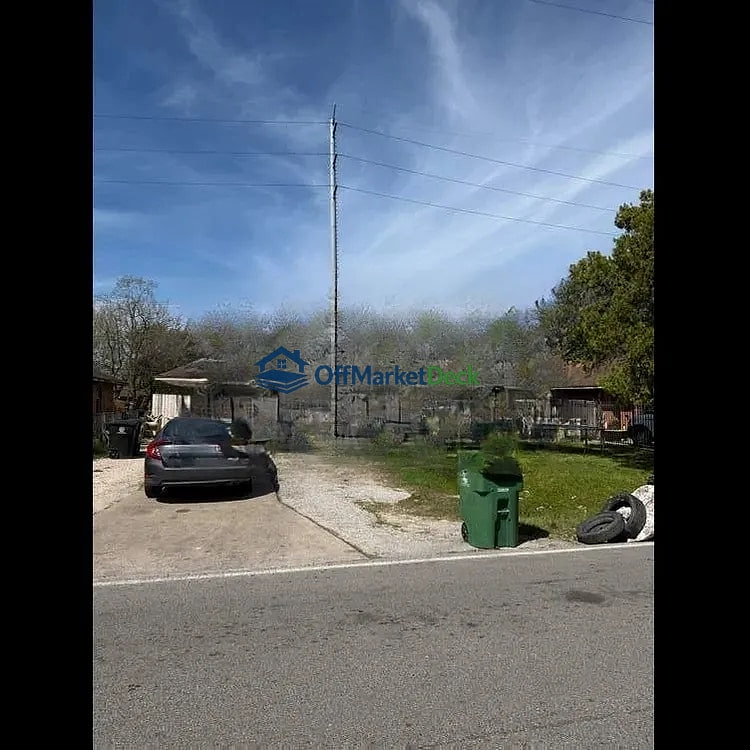 Off-market house in Houston, Texas — 3 beds, 1.5 baths, $115,000 — photo 2 of 5