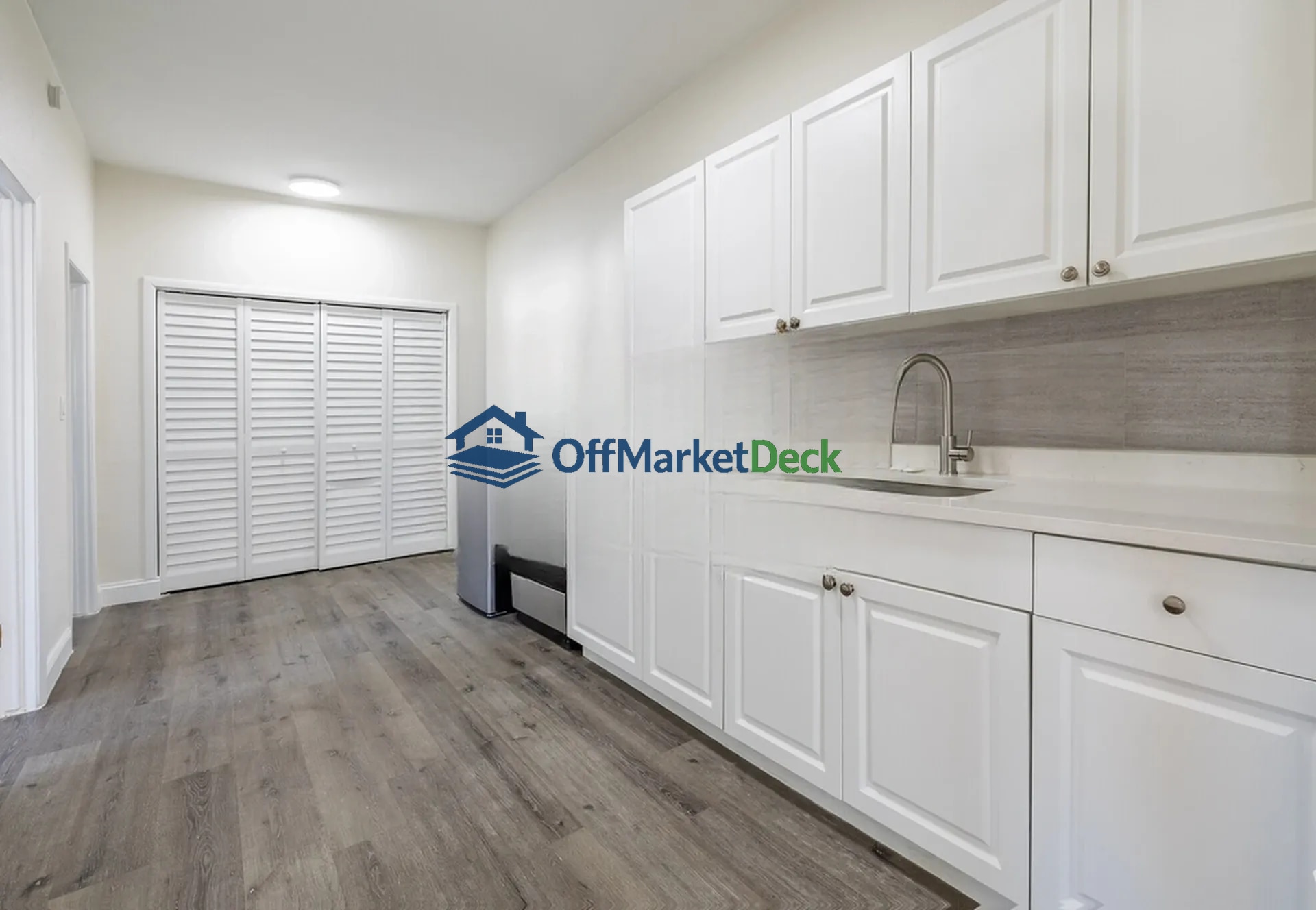 Off-market multi family in Tarpon Springs, Florida — 12 beds, 11 baths, $1,299,000 — photo 7 of 8