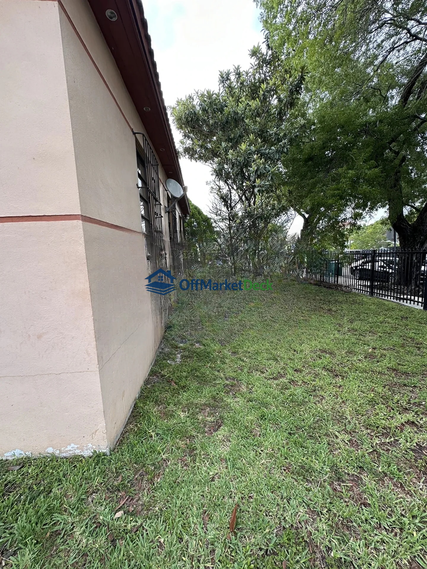 Off-market house in Miami, Florida — 3 beds, 2 baths, $749,900 — photo 8 of 8