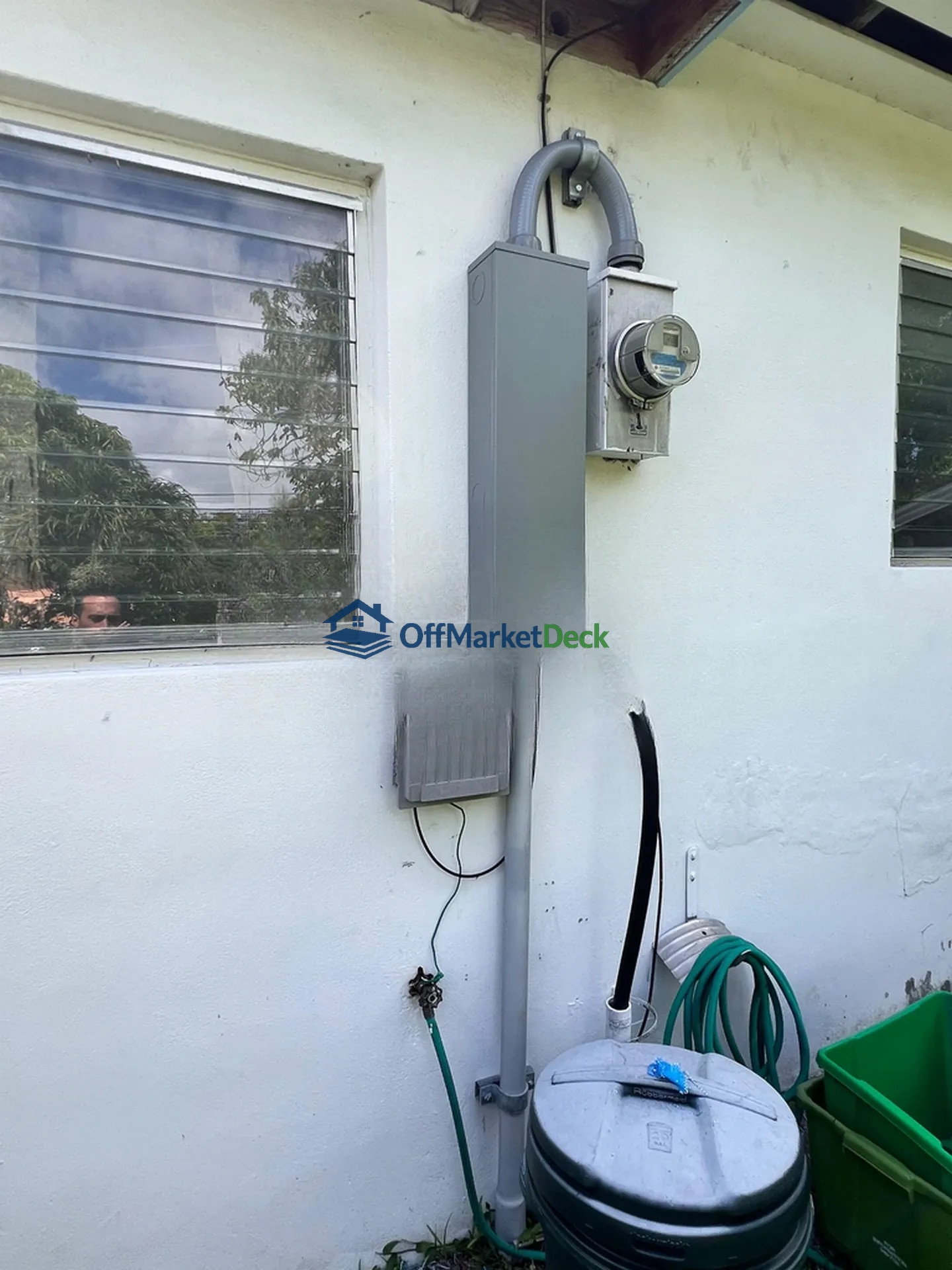 Off-market house in North Miami, Florida — 3 beds, 2 baths, $484,900 — photo 2 of 8