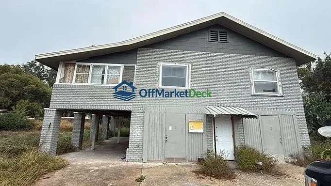 Off-market duplex in Auburndale, Florida — 4 beds, 3 baths, $249,900 — photo 2 of 8