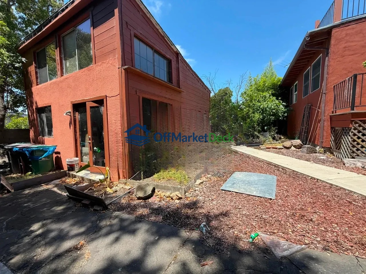 Off-market house in Oakland, California — 3 beds, 2 baths, $1,039,900 — photo 3 of 8