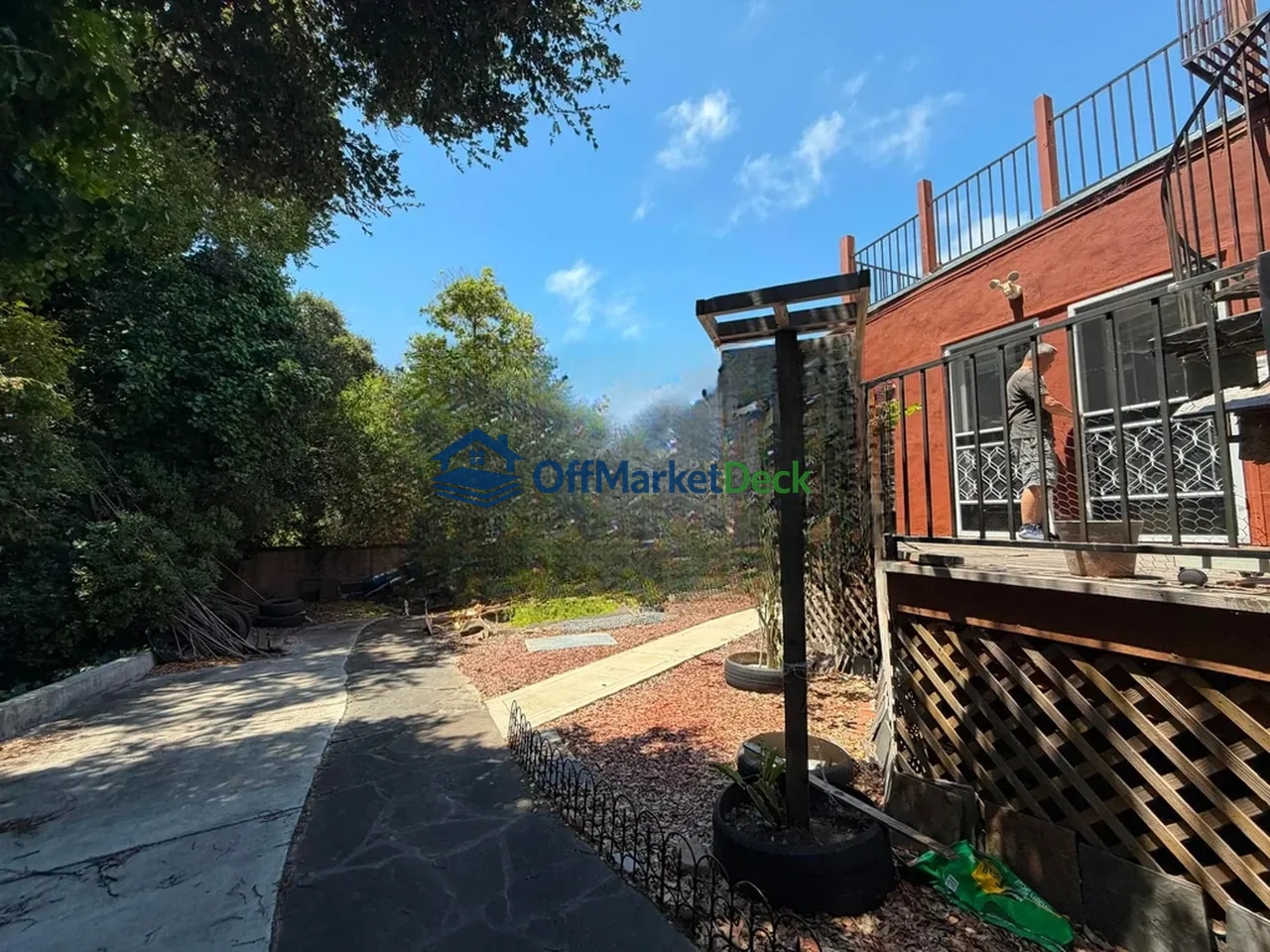 Off-market house in Oakland, California — 3 beds, 2 baths, $1,039,900 — photo 4 of 8
