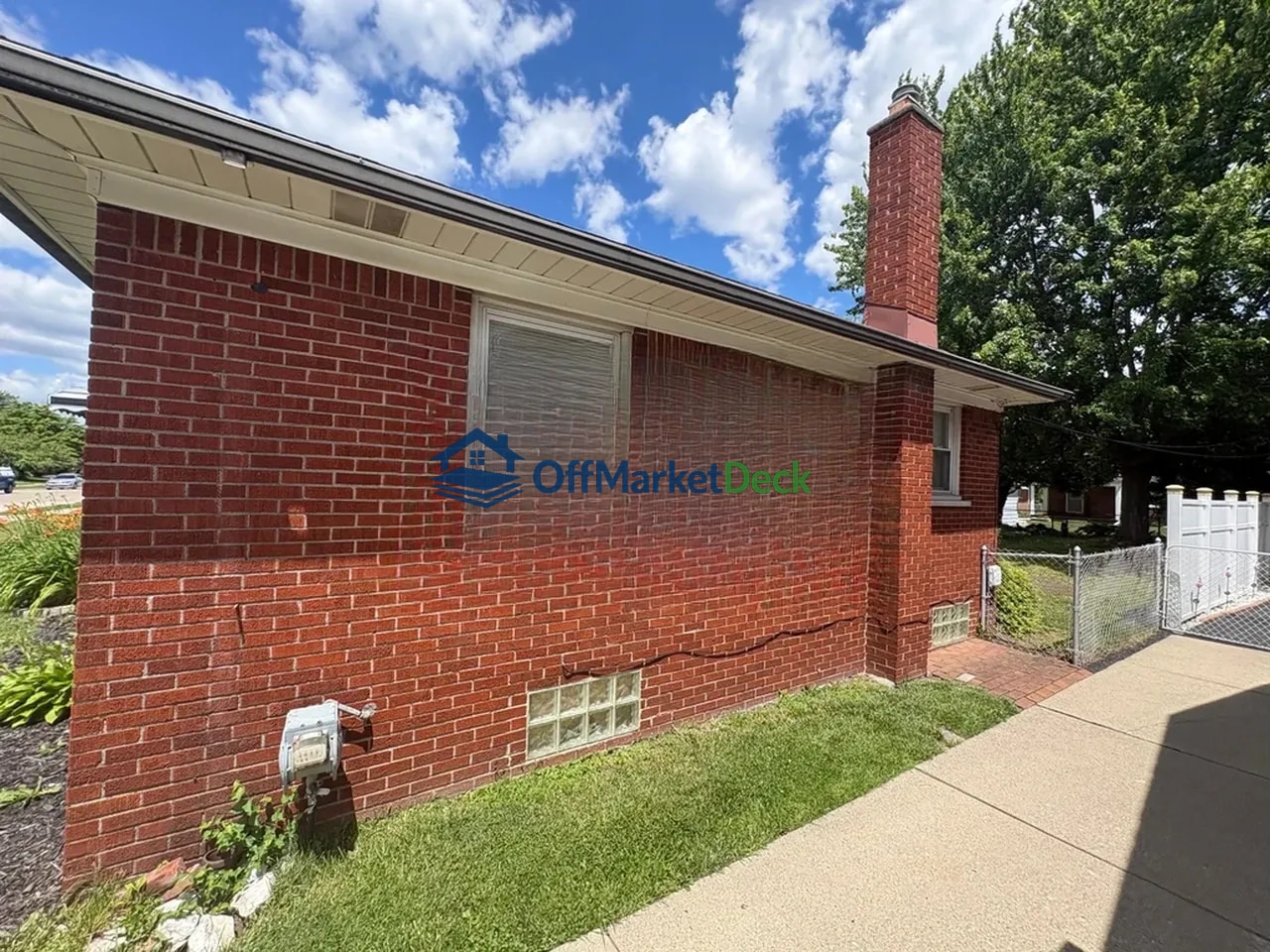 Off-market house in Eastpointe, Michigan — 3 beds, 1.5 baths, $147,722 — photo 3 of 8