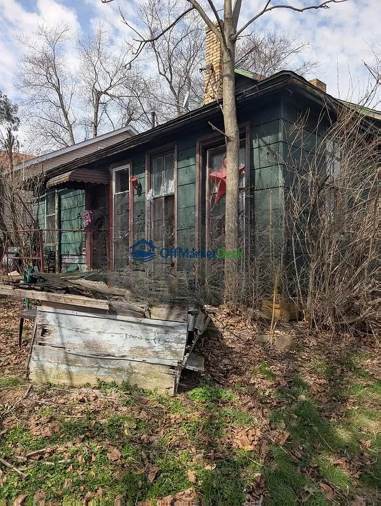 Off-market house in East Palestine, Ohio — 4 beds, 1 bath, $10,500 — photo 2 of 5